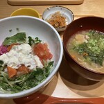 マルモキッチン - サーモンとアボカドのサラダごはん　わさびクリームチーズ　　
