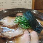 彩哲 - 炙ったチャーシュー、脂の溶け具合が絶品。