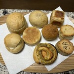 天然こうぼぱん とことこ - この月は、丸っぽいパン達の宝庫やっ種(　ﾟдﾟ)