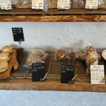 天然こうぼぱん とことこ - 黒い札が、月替わりの新人パンで〜す(*^o^*)