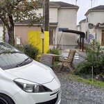 いもふらい　大しま - お店の前のベンチ(県外ナンバーも)