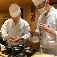 恵比寿 鮨 ふじまさ - 鎌田大将とお弟子さんの共同作業。