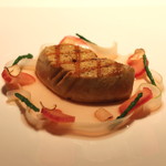 キュイジーヌ[s] ミッシェル・トロワグロ - フォアグラのグリエ　リュバーブとヘーゼルナッツ