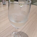 和牛しゃぶしゃぶ･ステーキ 喜楽 - 大きくなったウェルカムドリンクのグラス