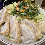 ラーメン二郎 - 小ぶた（1,120円）＋ネギ（150円）＋ニラキムチ（120円）＋味付け玉子（120円）、ニンニクコール