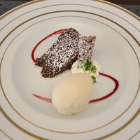 ヴィア トスカネッラ - ピスタチオ風味のチョコレートケーキと洋梨のジェラート