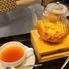 湖月堂 喫茶去 - お飲み物①フルーツティー(税込900円)
紅茶を果物(キウイフルーツ、林檎、オレンジ、パイナップル)が詰まったガラスポットに注ぎ、木箱に入ったランプで温めます
果物の香りと甘み、上質なフレーバーティー