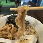 自家製麺 カミカゼ - 穂先メンマも美味しいです。その後ろの海苔がまた格別に美味しいです。