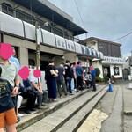 自家製麺 カミカゼ - 見慣れた並びの光景。