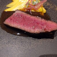 a.ligne - 赤ワインの酸味感爽やかなソース
                ジュノーはシャトーの事なのかねえ❔
                
                近江牛は炭火焼なのか❔外はカリッと香ばしく
                中は赤身感がシッカリと残る
                僕好みなミディアムレアな焼き加減