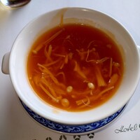 ホテルオークラ レストラン横浜 中国料理 桃源 - えのきとかに肉入りふかひれスープ
                    