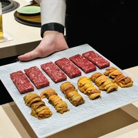 西麻布けんしろう - 和牛の雲丹ユッケドッグ　〜目の前仕上げ〜