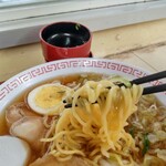 駅そば そば・うどん八起家 - 無意味に麺リフト