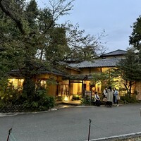 韻松亭 - 夕方少し明るい中に灯りがとてもいい感じ