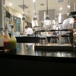 ラ・ボンヌターブル - 忙しく立ち働くカウンター風景