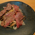 ラ・ボンヌターブル - 百日かけて育てた舞茸のラ・プランチャ、短角牛の炙りをのせて　宮城県産ムール貝、フェンネルのサラダ、仏・ジュラ地方から届いた赤ワイン・ビネガーを効かせて1