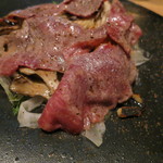 ラ・ボンヌターブル - 百日かけて育てた舞茸のラ・プランチャ、短角牛の炙りをのせて　宮城県産ムール貝、フェンネルのサラダ、仏・ジュラ地方から届いた赤ワイン・ビネガーを効かせて2