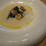 ラ・ボンヌターブル - 新たまねぎの暖かいスープ 自家製松阪ポークばら肉のベーコン、新じゃがいものニョッキの炭火焼き、オーブン焼きしたビーツと縮み法蓮草2