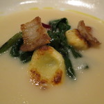 ラ・ボンヌターブル - 新たまねぎの暖かいスープ 自家製松阪ポークばら肉のベーコン、新じゃがいものニョッキの炭火焼き、オーブン焼きしたビーツと縮み法蓮草1