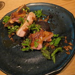 ラ・ボンヌターブル - 石黒農場から届いた食鶏の女王、ほろほろ鶏のロースト その焼汁と内臓のタプナード、緑アスパラガスと原木で育てた椎茸のバター焼き、古代穀物スペルト小麦1