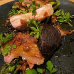 ラ・ボンヌターブル - 石黒農場から届いた食鶏の女王、ほろほろ鶏のロースト その焼汁と内臓のタプナード、緑アスパラガスと原木で育てた椎茸のバター焼き、古代穀物スペルト小麦3