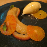 ラ・ボンヌターブル - 焼き立て！丸ごとバナナのフィナンシェにリコリスの香りを染み込ませて、ブラッドオレンジとメープル・シロップのアイスクリーム2