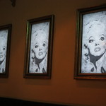 ラ・ボンヌターブル - ローテーションで時々刻々変わる壁の絵