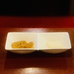 24時間 餃子酒場 - ① 330円：チャージ（お通し：ザーサイ、冷奴）