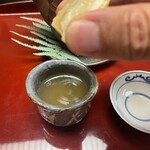 赤坂 菊乃井 - 松茸土瓶蒸しの出汁にスダチを一滴。間違っても土瓶の中にスダチを絞らない事。スダチを沢山、絞ると出汁が濁ってしまいますよ！