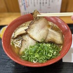 ラーメン屋 あめんぼう - チャーシューはやや分厚いチャーシュー。スープに浸して頂きましたが、口の中で溶ける様な美味しいチャーシューです。