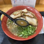 ラーメン屋 あめんぼう - スープはダブルスープ。全く辛くなく。あっさり系のスープ。卓上の擦りおろしニンニクと一味唐辛子を入れる事をオススメします。