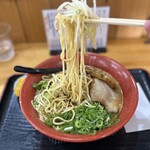 ラーメン屋 あめんぼう - 麺は細麺〜中太麺位のストレート麺。程よい感じにスープに絡んでくれます。