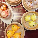 Crystal Lotus - クマのプーさんのカスタード蒸し饅頭
            イーヨーの蒸し饅頭
            ピグレットのシーフード・チキンの蒸し饅頭 
            ティガーのポークと野菜饅頭
            ダッフィーとシェリーメイの蒸し饅頭