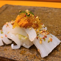 天寿し 京町店 - ③槍烏賊、雲丹&飛子載せ、黄カボス果汁掛け、錦胡麻
                      産卵は初春～夏、旬は秋～冬、寿命1年
                      穏やかな旨みの槍烏賊に雲丹のコクと飛子の食感を合わせた見た目に華やかな一貫