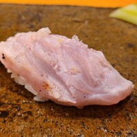 天寿し 京町店 - ⑧炭火炙り白甘鯛
                    産卵は夏～秋、旬は冬～春
                    天野大将が炭火で炙り、息子さんが握ります
                    表面に脂が滲み、白甘鯛らしい上品な旨みに力強さが加わり、美味しいです