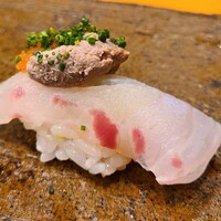 天寿し 京町店 - ⑰真鯛、裏濾し肝&紅葉おろし&刻み芽葱載せ、黄カボス果汁掛け
                    産卵は春～初夏、旬は秋～晩冬
                    潮回り毎に脂がのり旨みが増します
                    処置の難しい真鯛の肝を臭みゼロで加えることでコクと旨みを加えています 