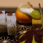269292218 - 名残り鱧炙り寿司　鰹梅肉 柿白和え　焼きアーモンド 栗カステラ　揚げ銀杏　松葉麺