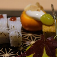 日本料理 時宜 芦屋ベイコート倶楽部 ホテル&スパリゾート - 名残り鱧炙り寿司　鰹梅肉 柿白和え　焼きアーモンド 栗カステラ　揚げ銀杏　松葉麺