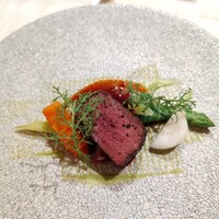 プチレストラン ブーケ・ド・フランス - メイン料理の蝦夷鹿のステーキです。鹿肉が好きて何度か食べた中で1番柔らかく旨味が詰まった味わいでとても美味しかったです。