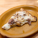 尾山台 山田 - サルシッチャとマッシュルーム トンナートソース、 スモークチーズのピッツァ