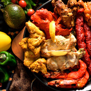 本格的なタンドール窯で炭焼きする『タンドール料理』が自慢！