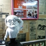 「汚な旨い店」のトロフィーと番組の写真