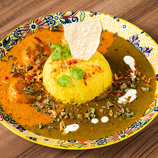 昼は本格スパイスカレー、夜はエスニック料理が楽しめるお店♪