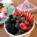 Hawaiian Aroma Caffe - 少ない方12 oz アサイーボウル⭐️下にグラノーラが隠れています♫大きなベリーがとても美味しい❤️ハワイのアサイーはジェラートなのですね♫