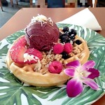 Hawaiian Aroma Caffe - アサイーワッフルも大きなアサイージェラートがドン❣️と乗ります♫o(^▽^)o