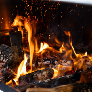 カシ、ナラ、サクラ。３種の薪の特性を生かした火入れ。