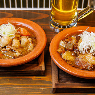 味噌にこだわり！「牛すじ煮込み」の黒と「牛もつ煮込み」の白