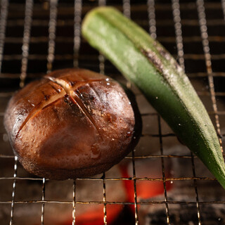 じっくりと焼き上げる音や香り。ライブ感たっぷりの炉端焼き