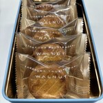 鎌倉ニュージャーマン - 料理写真:■月鏡（クルミ）¥1,080（本体価格 ¥1,000）内容量5個…外側はサクサク、中はしっとりとした食感のガレット。ラム酒漬けのレーズンとキャラメルフィリングがマッチし、上品な甘さ。