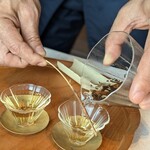 古我邸 - 東方美人。スタッフさんが何回も手ずから淹れてくださいました。4回は淹れてくれたかな？お茶の淹れ方は台湾の方から直接指導いただいたそう。